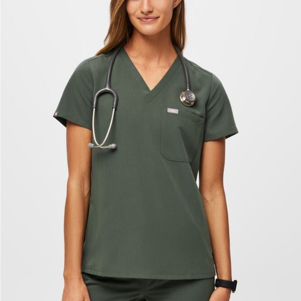 (NEW) FIGS Catarina One pocket scrub Top (color Moss) XXS